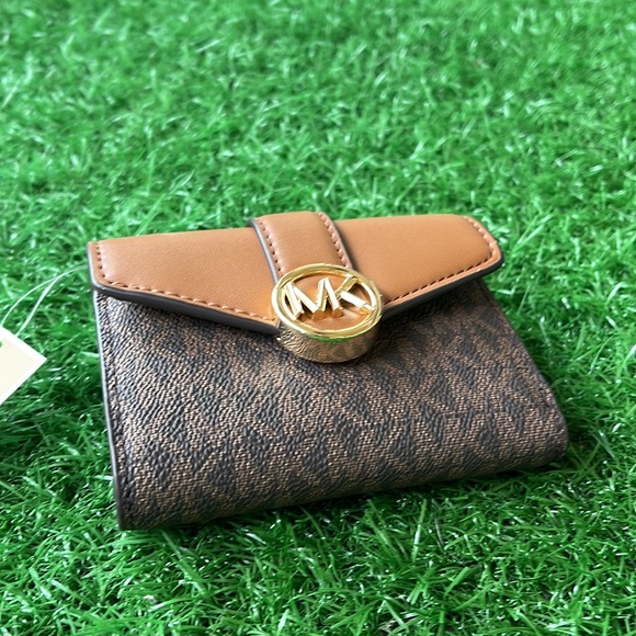 MICHAEL KORS CARMEN MEDIUM LOGO AND FAUX LEATHER WALLET BROWN - Picture 9 of 16